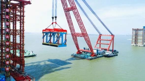 沪通长江大桥主跨开始架梁,世界最大节段钢桁