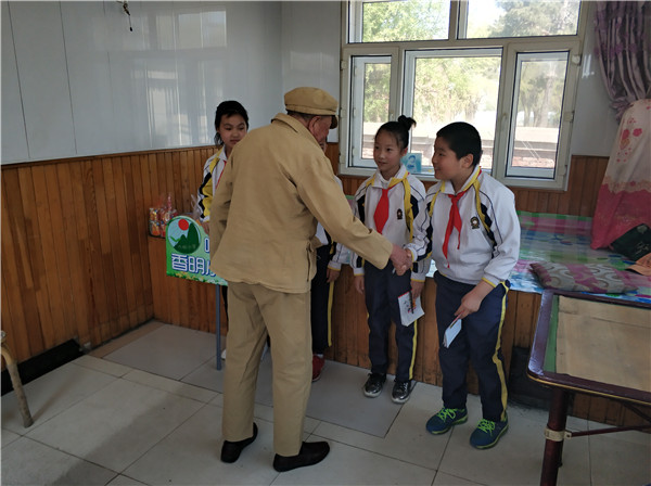黑龙江省哈尔滨市香明小学关爱老兵志愿服务活动