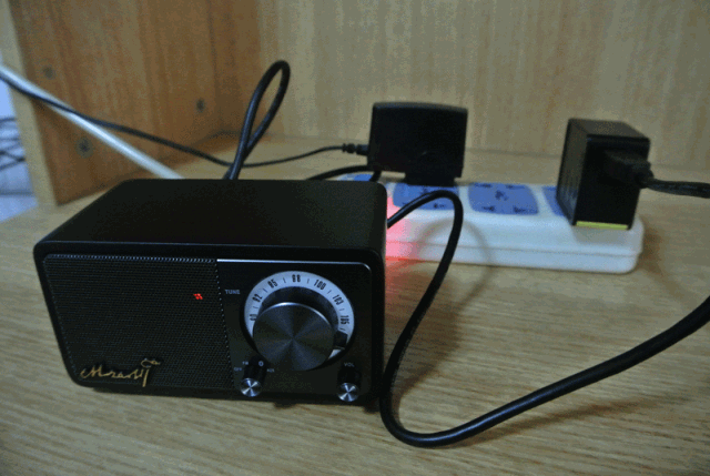 山进莫扎特蓝牙音箱体验，音质出色，复古收音机设计