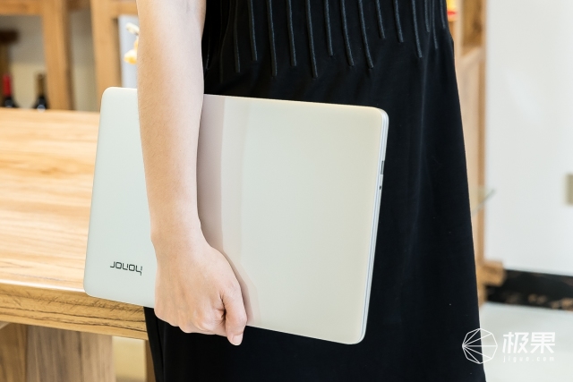 荣耀MagicBook体验:配置亮眼,办公娱乐皆可胜