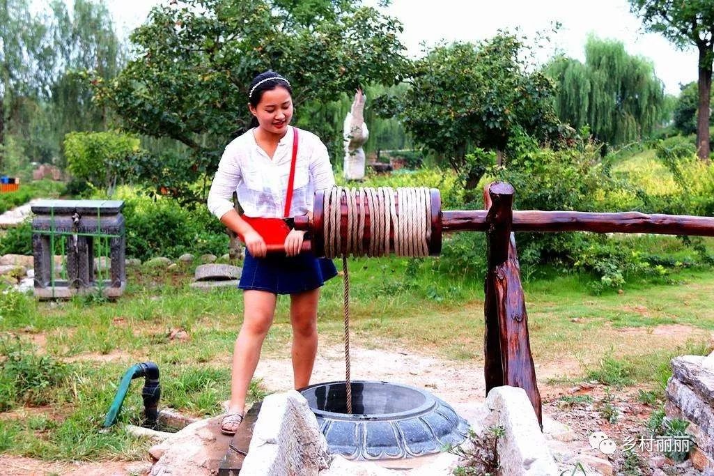 这种绞水用的工具叫做辘轳,请大家记住它!