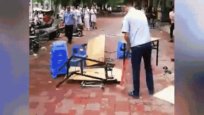 广东城管抡铁锤砸桌椅被停职 当天火速“复职”