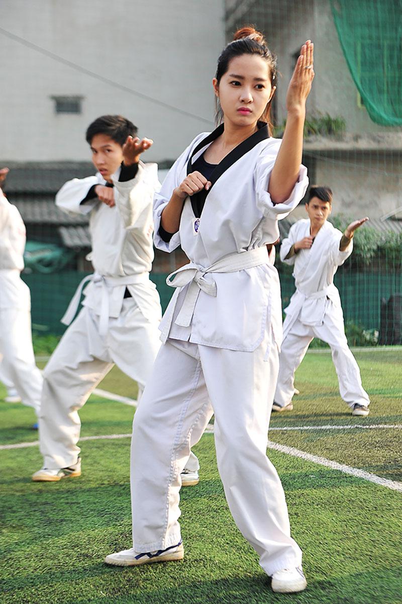 越南警校武术训练,女学员训练强度和男学员一样(图)