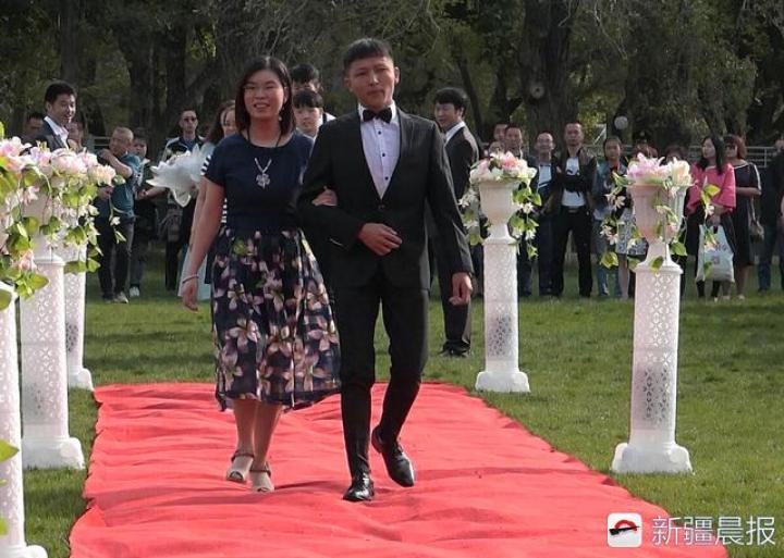 乌市12中:学生挽父母走红毯迎成人礼