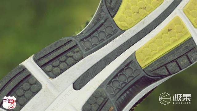 入脚舒适跑步抓地，跑渣的顶级马拉松跑鞋—亚瑟士NIMBUS20体验