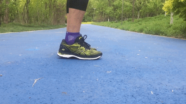 入脚舒适跑步抓地，跑渣的顶级马拉松跑鞋—亚瑟士NIMBUS20体验