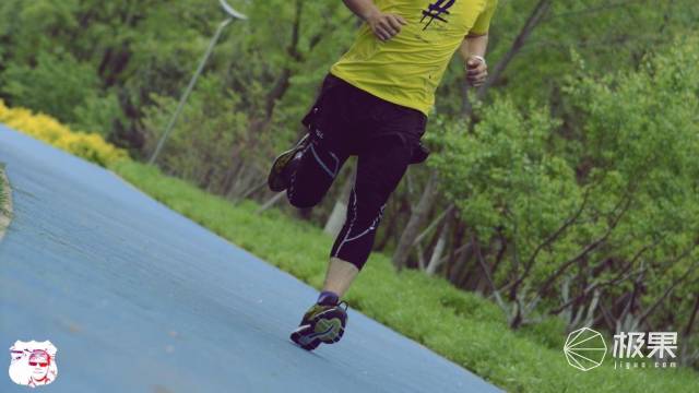 入脚舒适跑步抓地，跑渣的顶级马拉松跑鞋—亚瑟士NIMBUS20体验