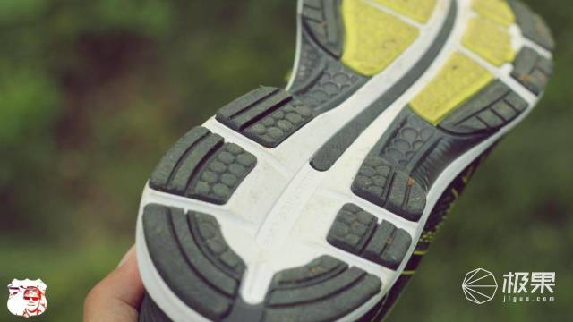 入脚舒适跑步抓地，跑渣的顶级马拉松跑鞋—亚瑟士NIMBUS20体验