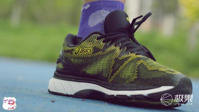 入脚舒适跑步抓地，跑渣的顶级马拉松跑鞋—亚瑟士NIMBUS20体验