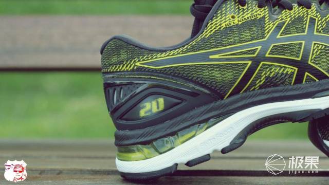 入脚舒适跑步抓地，跑渣的顶级马拉松跑鞋—亚瑟士NIMBUS20体验