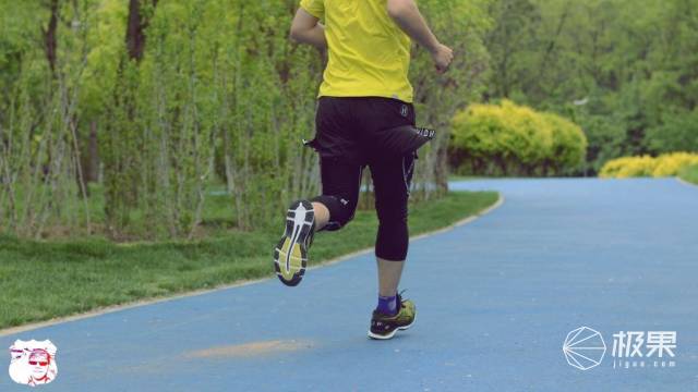 入脚舒适跑步抓地，跑渣的顶级马拉松跑鞋—亚瑟士NIMBUS20体验
