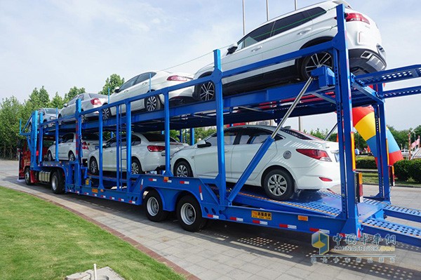 中国重汽轿运车装载展示