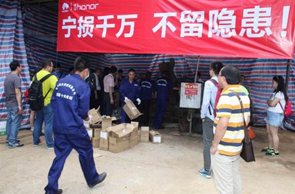 质量杠杠的!荣耀9被摔弯到严重变形:依然能用
