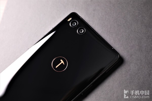 坚果R1评测：不愧是能当“主机”的旗舰