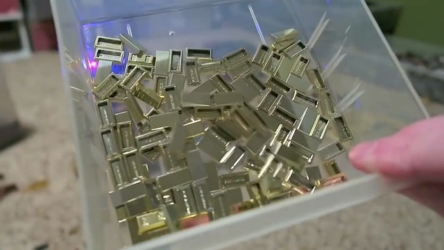 用乐高打造宇宙最强装备？亮瞎眼的无限手套 