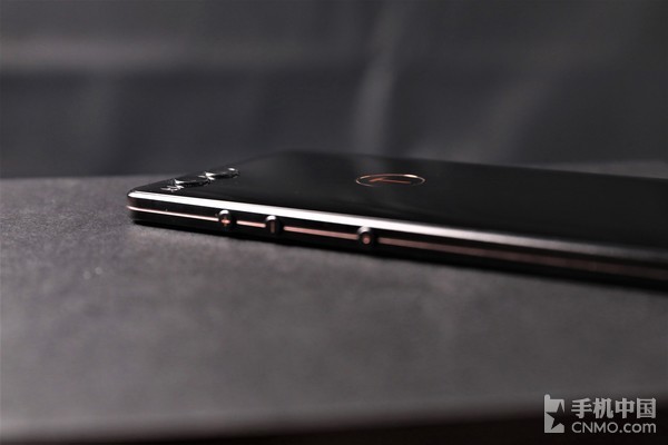 坚果R1评测：不愧是能当“主机”的旗舰