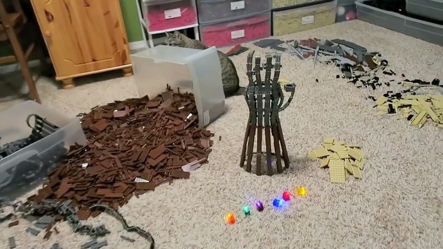 用乐高打造宇宙最强装备？亮瞎眼的无限手套 