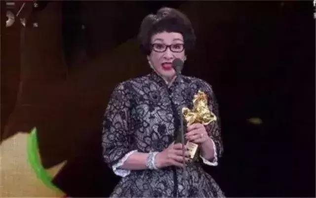 成龙和她相亲被吓跑,陈百强夸她是白雪公主,如今依然单身一人