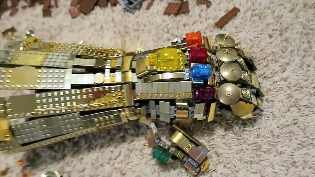用乐高打造宇宙最强装备？亮瞎眼的无限手套 