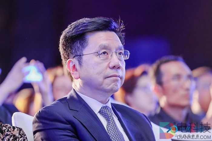 小鱼易连推出肩膀计划 打造云+端双师课堂解决方案