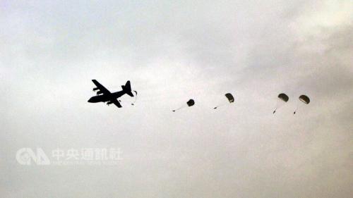 台军“汉光34号演习”预演5月17日上午发生意外，一名官兵实施空降跳伞时，疑因伞缠绕自空中坠地。来源：“中央社”资料图。