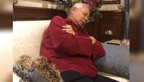 马来西亚前总理被彻夜搜家12小时 只能睡沙发上