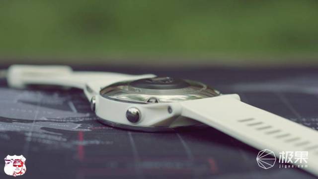 集合数套专业户外设备的腕表，让旅行小白秒变户外老炮