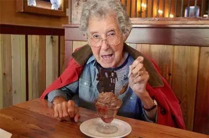 美国90岁老太竟可以大口吃冰，她究竟有什么养生诀窍？