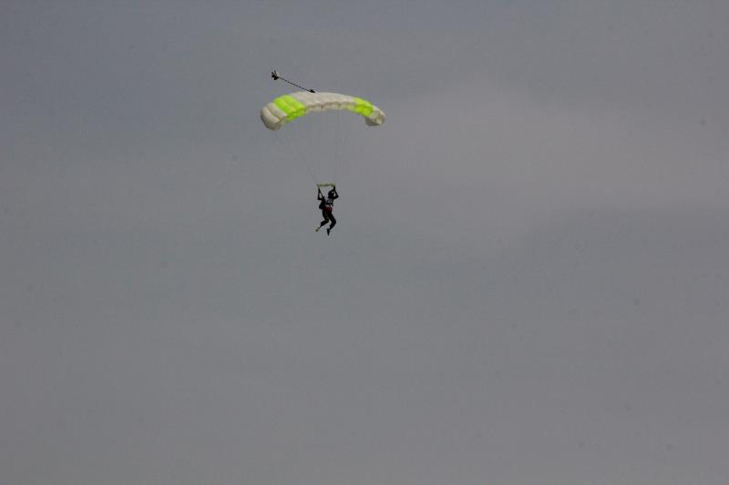 鹰飞跳伞基地在莱芜雪野揭牌成立