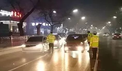 交警正在前面查酒驾!你赶快跑!我被查了.(别让