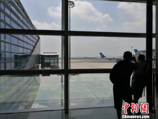 南航等12家航空公司进驻广州白云机场二号航站楼 郭军 摄