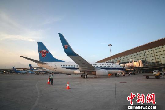 南航等12家航空公司进驻广州白云机场二号航站楼 曾健 摄