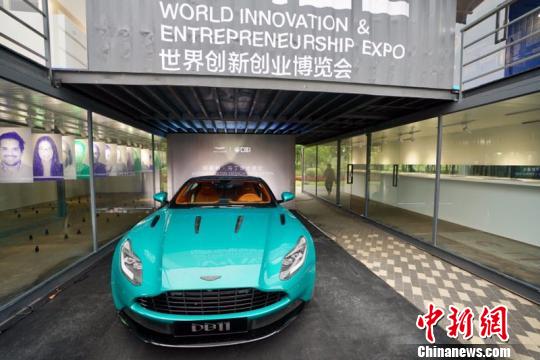 三大特色板块之一的“未来交通”展区汇聚了一批国内外知名品牌展示的最新车型和交通出行方式。 周游 摄 三大特色板块之一的“未来交通”展区汇聚了一批国内外知名品牌展示的最新车型和交通出行方式。 周游 摄