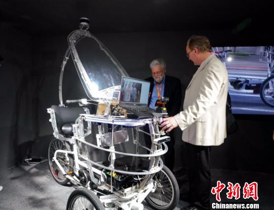 美国麻省理工学院主题馆内首次在国内亮相的一款PEV无人智慧车。 周游 摄 美国麻省理工学院主题馆内首次在国内亮相的一款PEV无人智慧车。 周游 摄