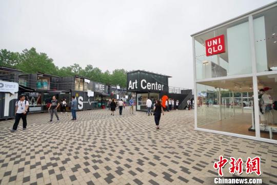 一个两层集装箱的全透明展馆在同济大学嘉定校区内出现。 周游 摄 一个两层集装箱的全透明展馆在同济大学嘉定校区内出现。 周游 摄