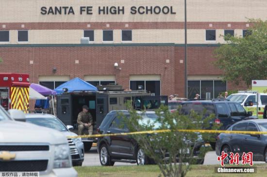 当地时间5月18日上午7点45分，得州圣达菲高中发生枪击事件，死亡人数多达10人，另有约10人受伤。枪手在9点左右被警方逮捕，随后警方又拘捕另一名嫌疑人。美国媒体报道称，这是过去7天之内美国发生的第三起校园枪击，是美国今年的第22起校园枪击。有目击者称，枪手冲进教室大喊“Surprise！”然后向教室中的人群开火。根据ABC13对一位学生的电话采访，她说7点45分左右枪手冲进艺术课的教室，向学生们开火，当时老师大喊“快跑”，学生们就从教室的后门逃跑。其他目击者称，先听到了学校的警报声，然后紧接着听到三四声枪响。学生特纳说他的一个朋友在走廊里看到一个拿枪的人后，立即去拉响了学校的火灾警报。哈...