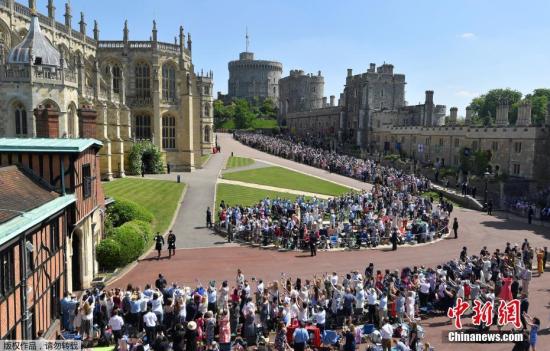 当地时间5月19日，英国哈里王子与美国女星梅根?马克尔在英国温莎城堡举办婚礼。当天中午，新郎哈里王子与伴郎威廉王子出现在温莎城堡前，两人穿上了军礼服。