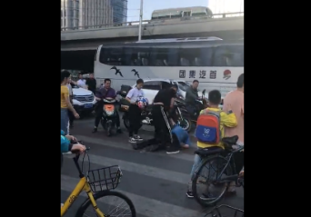 北京警方全城查找涉案人员双井路口黑衣机车男