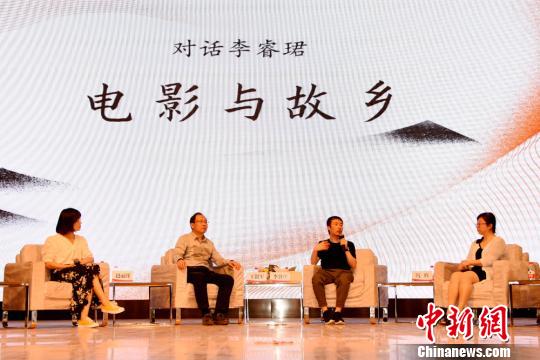 图为李睿�B与大家交流互动。 史勇强 摄 图为李睿�B与大家交流互动。 史勇强 摄