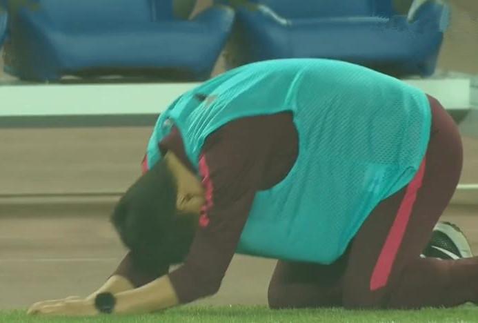 扎心！U17球员在门前屡失良机 教练跪倒在地都快哭了