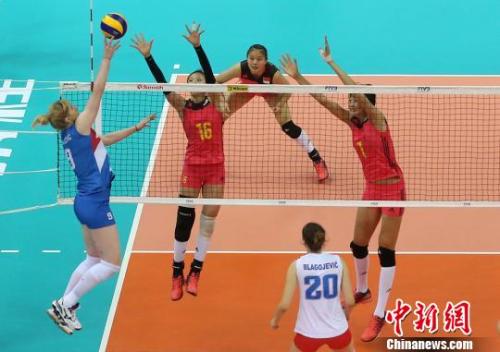资料图：中国女排成绩火热带动国内排球运动发展。泱波 摄