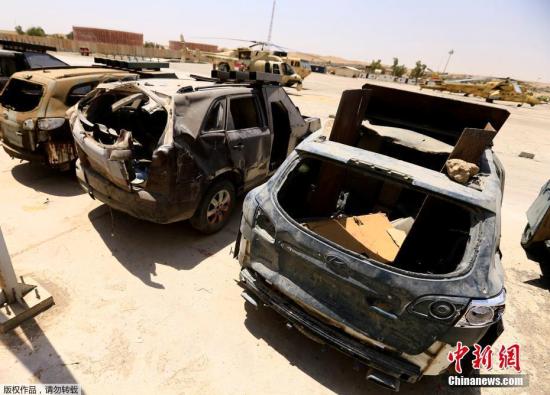 当地时间2017年7月13日，伊拉克摩苏尔，伊拉克联邦警察没收“伊斯兰国”武装分子制造的自杀式爆炸汽车和作战武器。