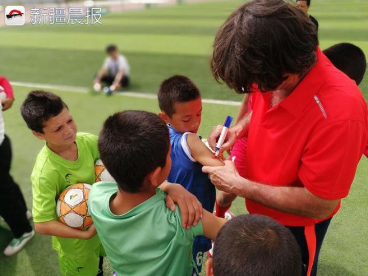 11岁新疆男孩颠球不输马拉多纳 ,网球、橘子轻