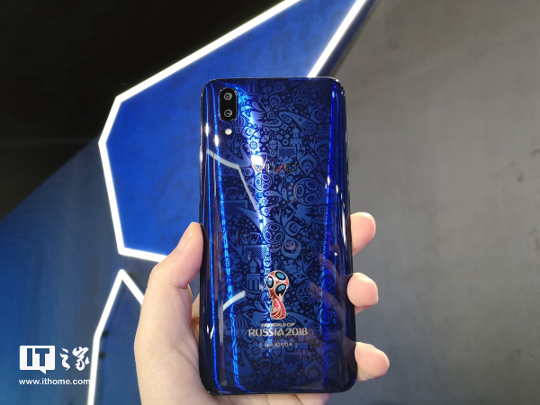 红蓝CP:vivo X21 2018 FIFA世界杯版现场实拍