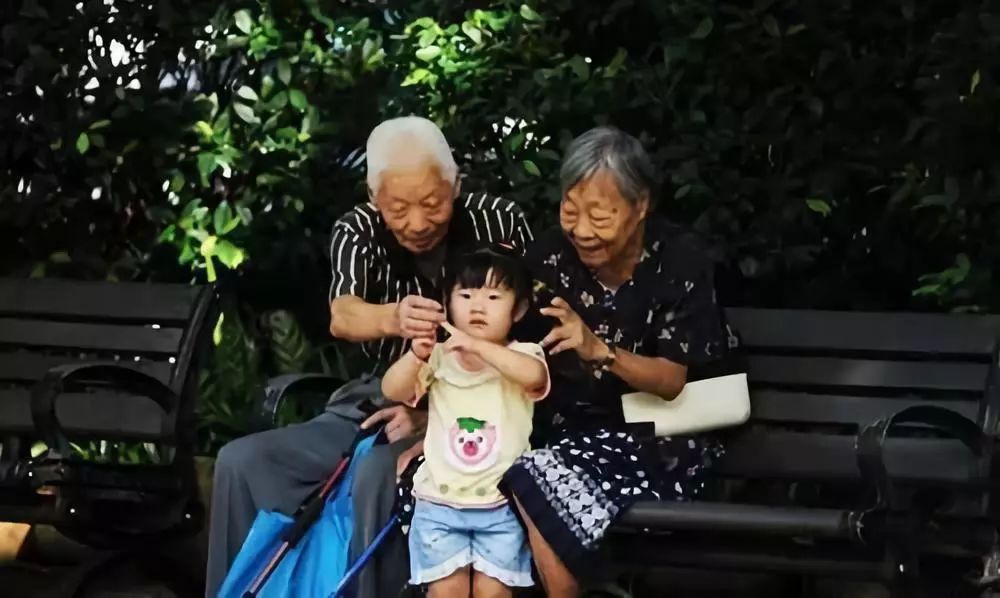 中国老人真实写照:穷养自己,富养儿孙