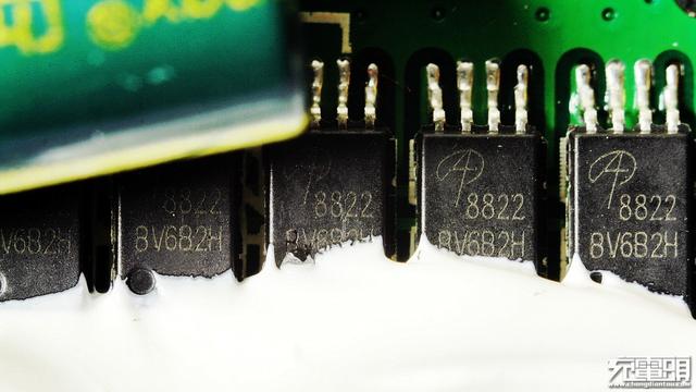 iWALK F20P (20000mAh) PD快充移动电源拆解评测