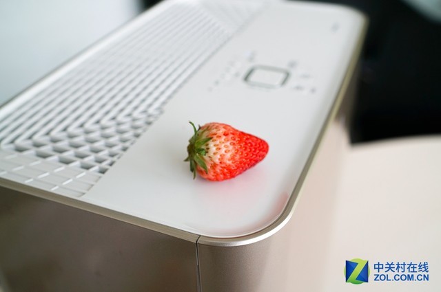 用一颗草莓求证 净化器抑菌是不是靠谱