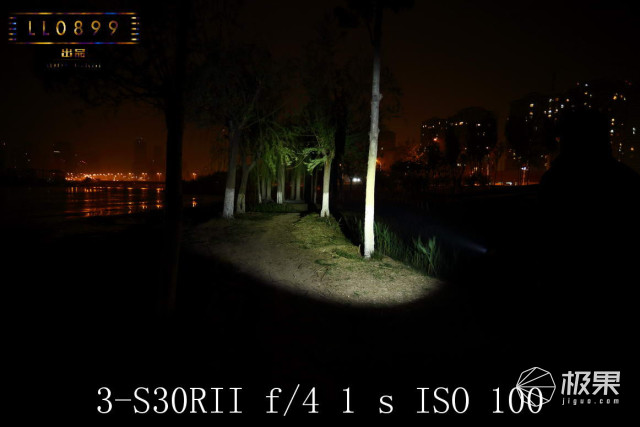 奈克科尔手电筒评测，被掰弯的手电筒更好用