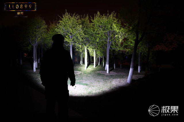 奈克科尔手电筒评测，被掰弯的手电筒更好用