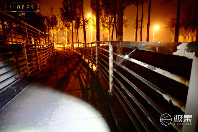 奈克科尔手电筒评测，被掰弯的手电筒更好用